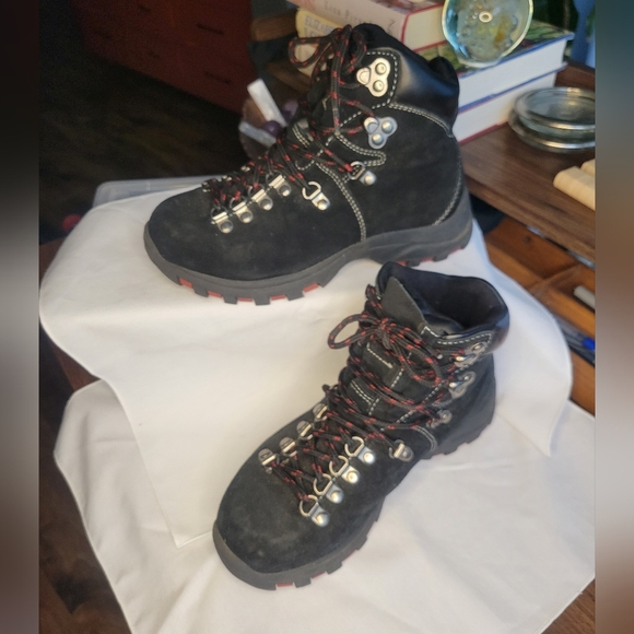 Lace-up Black Hiking Boots - Picture 2 of 4